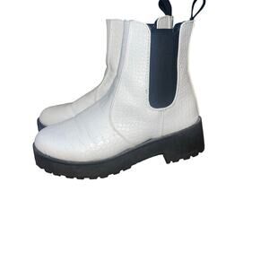 White Croc Embossed Chelsea Boots Chunky Platform Ankle Booties Size 7